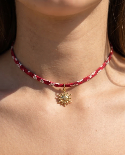 Ras de cou en cordon liberty et son soleil en acier inoxydable